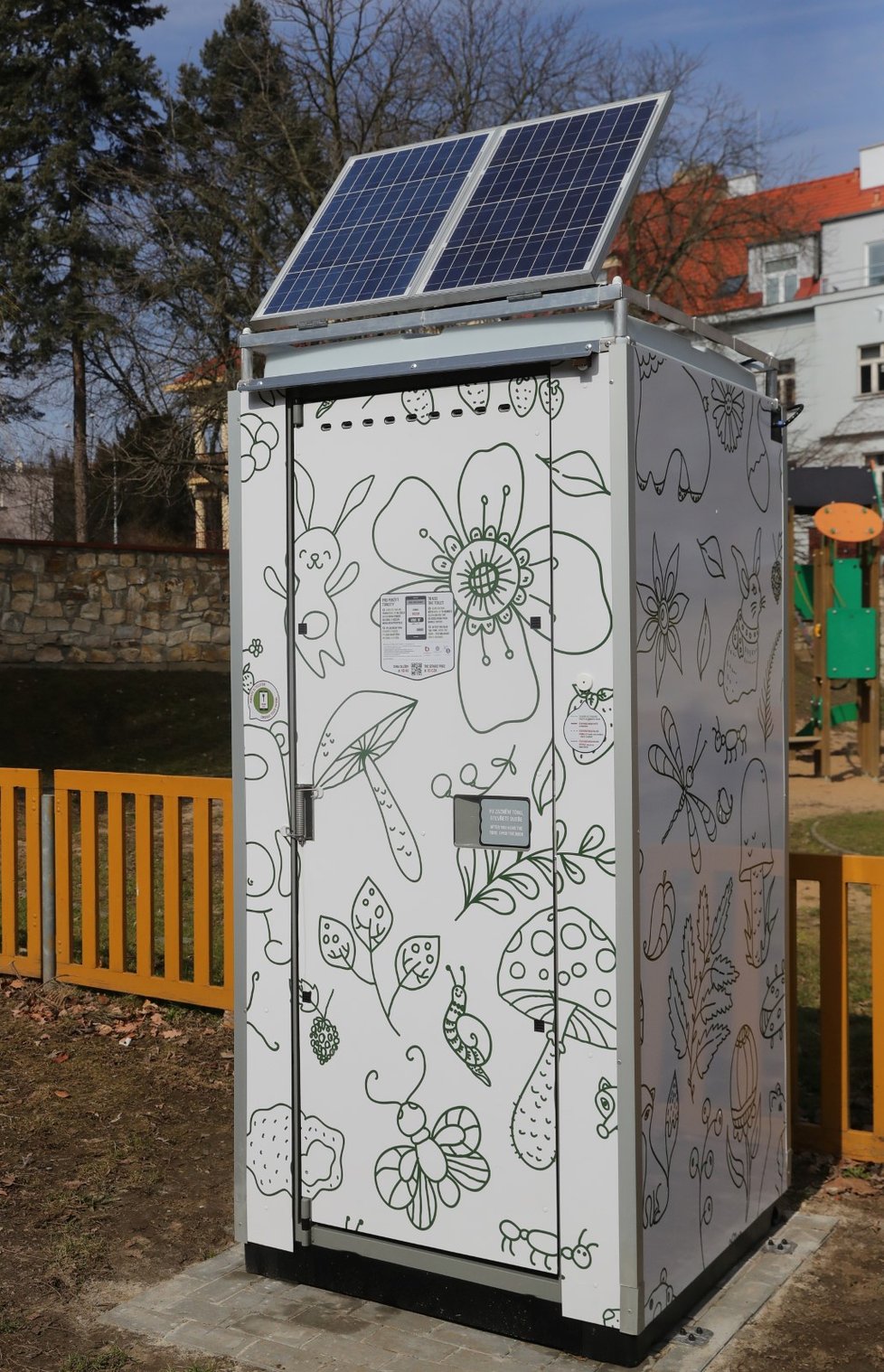 Toaleta placená SMS stojí u dětského hřiště Hadovka v Praze 6.