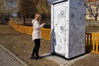Kadibudka za 150 tisíc: Na WC se solárním panelem si ulevíte jen s mobilem