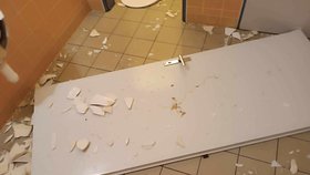 Agresivní pacient zdemoloval pánské záchody na chirurgické ambulanci v pelhřimovské nemocnici.