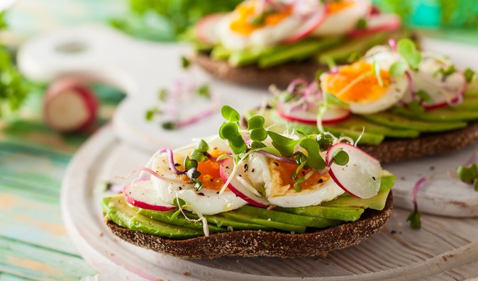 Celozrnný toast s avokádem a vařeným vejcem