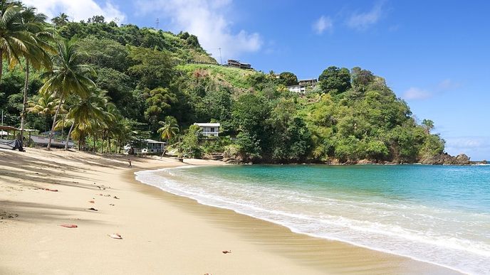 Malý svým rozměrem, velký svou krásou. To je ostrov Tobago, dočasný domov Robinsona Crusoe