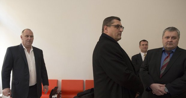 Vladimír Dbalý (vlevo) a jeho bývalý podřízený Michal Toběrný (uprostřed) jsou obžalováni kvůli digitalizaci chorobopisů i nákupu gama nože.