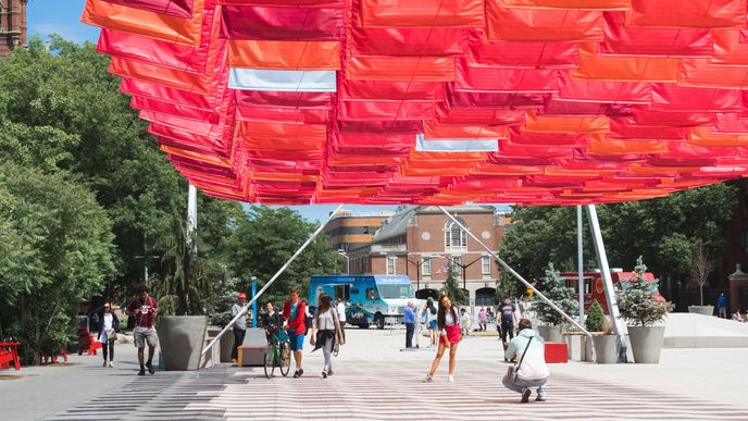 V létě 2018 architektonická a urbanistická kancelář Interboro navrhla stínění pro Harvard Science Center Plaza. Projektanti pracovali se zadáním - vytvořit jednoduchou a snadno instalovatelnou konstrukci.