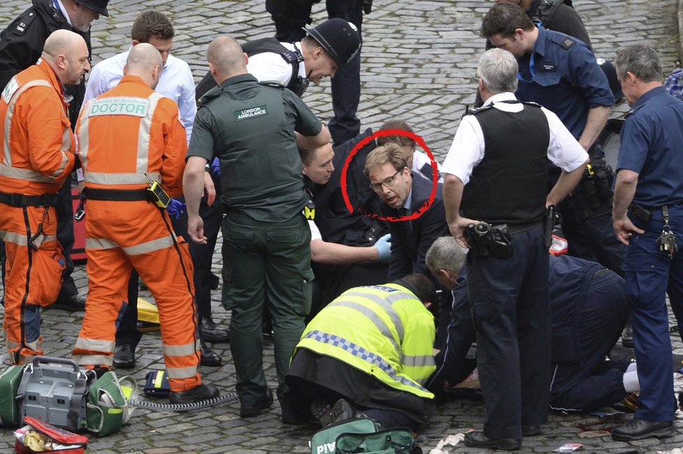 Poslanec Tobias Ellwood se snažil zachránit život pobodanému policistovi.