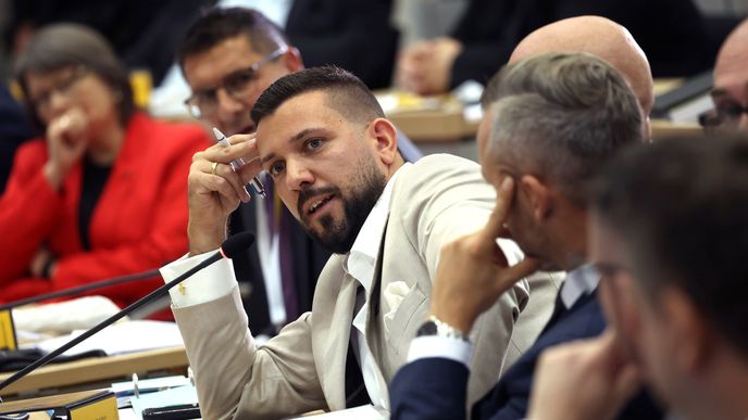 Poslanci zemského sněmu v Sasku-Anhaltsku dnes jeho předsedou zvolili zástupce Alternativy pro Německo (AfD) Tobiase Rausche. Poslanci zemského sněmu v Sasku-Anhaltsku dnes jeho předsedou zvolili zástupce Alternativy pro Německo (AfD) Tobiase Rausche.