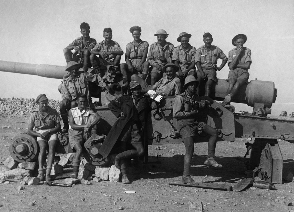 Skupina britských vojáků před pádem Tobruku