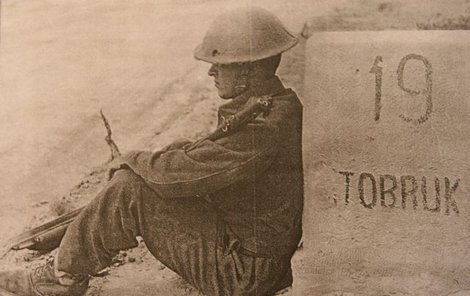 1941 - Slavná fotograﬁe z bitvy o Tobruk.