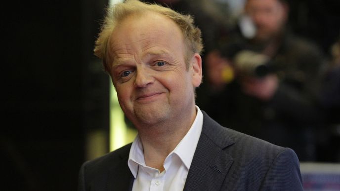 Herec Toby Jones.