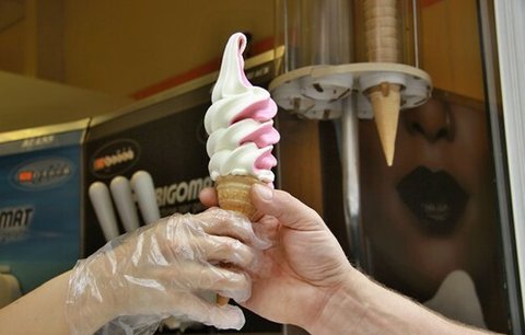 Hygienici kontrolovali točenou zmrzlinu v Praze: Víc než polovina nevyhověla předpisům!