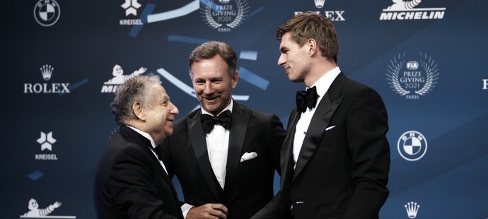 Jean Todt předává trofej pro mistra světa F1 Maxi Verstappenovi