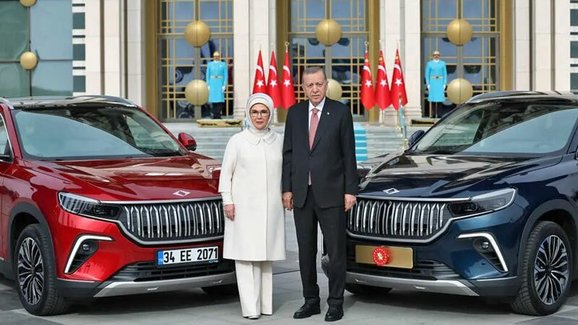 Turecko začalo prodávat svá první osobní auta, první dostal prezident Erdogan 