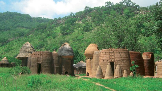 Obydlí tatas ve vesnicích Koutammakou či Betammaribé mají konstrukci ze dřeva a stěny z hlíny. Po vyschnutí se ještě potřou kravským lejnem.