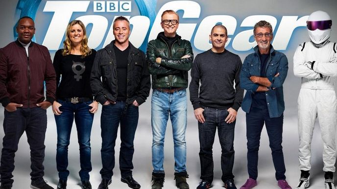 Tohle je nový Top Gear: Zleva Rory Reid, Sabine Schmitz, Matt LeBlanc, Chris Evans, Chris Harris, Eddie Jordan a The Stig