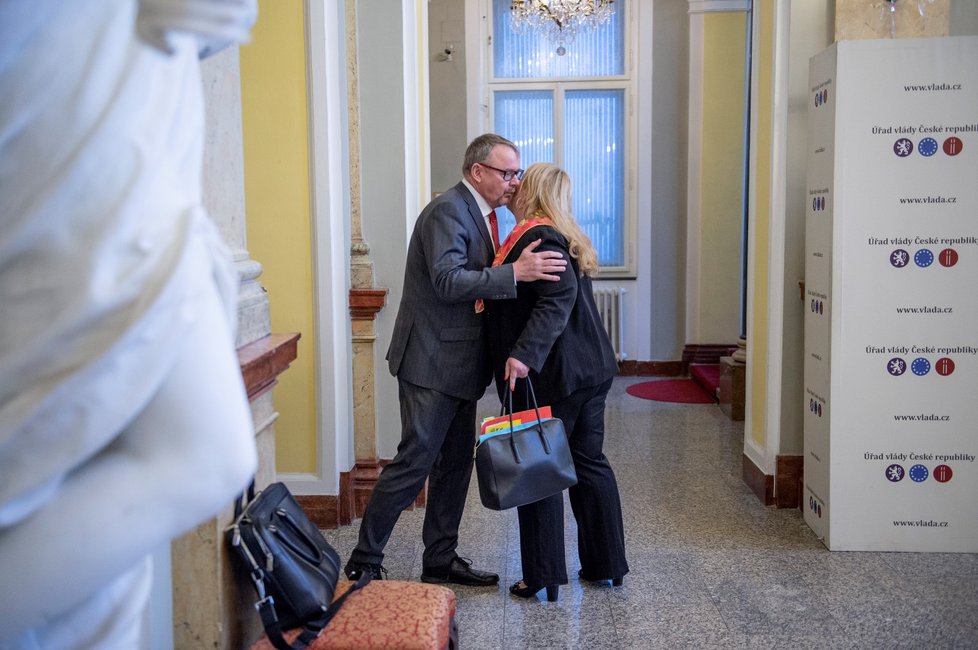 Ministr dopravy Dan Ťok políbil na přivítanou při příchodu na úřad vlády ministryni pro místní rozvoj Kateřinu Dostálovou. (15. 4. 2019)