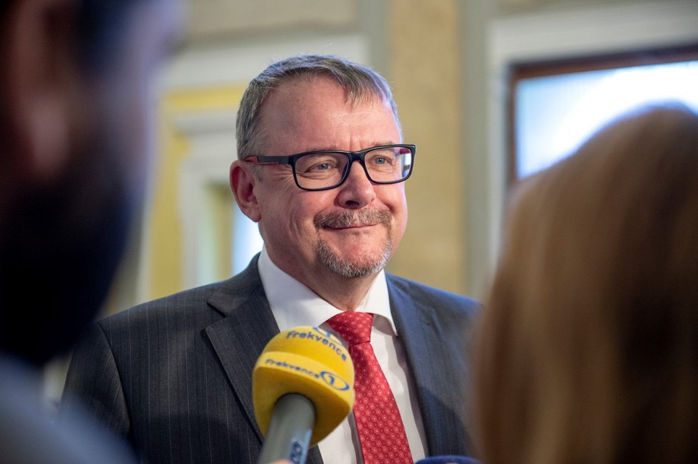 Ťok to balí úplně. Na konci dubna skončí jako ministra dopravy a 15. dubna 2019 složil také poslanecký mandát, který získal za hnutí ANO. Jeho fotka už také zmizela ze stránek Poslanecké sněmovny