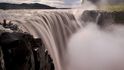 Tok řeky Jökulsá á Fjöllum šikmo přetíná úzká štěrbina. Do ní se vrhají její vody a vytvářejí vodopád Dettifoss.