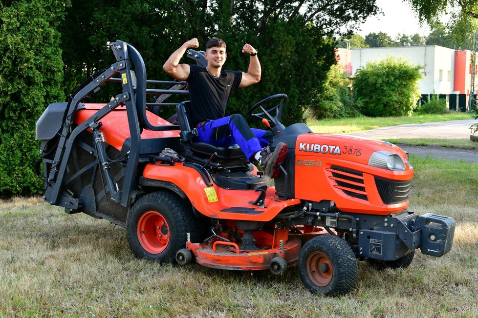 Karel Tokár (19) na traktorové sekačce, se kterou pracuje pro karvinské technické služby.