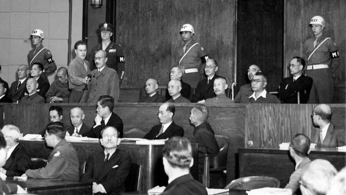 Japonští váleční zločinci před tribunálem, do mikrofonu mluvil bývalý premiér Hideki Tódžó. Japonští váleční zločinci před tribunálem, do mikrofonu mluvil bývalý premiér Hideki Tódžó.