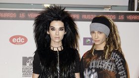 Zpěvák Bill Kaulitz a kytarista Tom Kaulitz z německé kapely Tokio Hotel