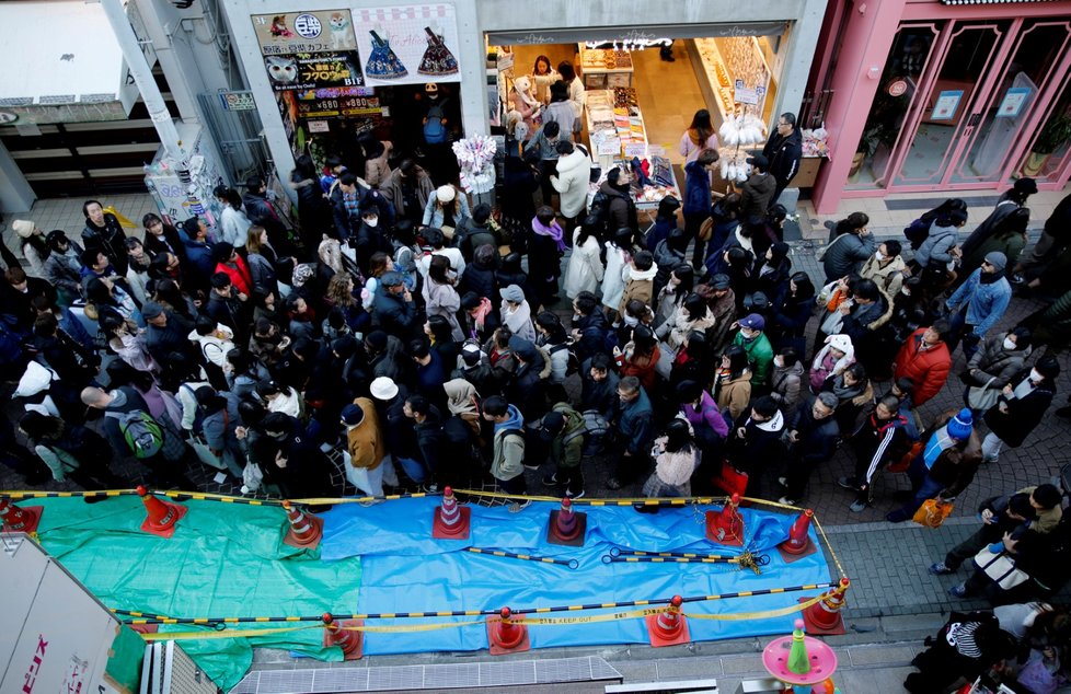 Malá dodávka v Japonsku najela do lidí na rušné třídě v Tokiu (1. 1. 2019)