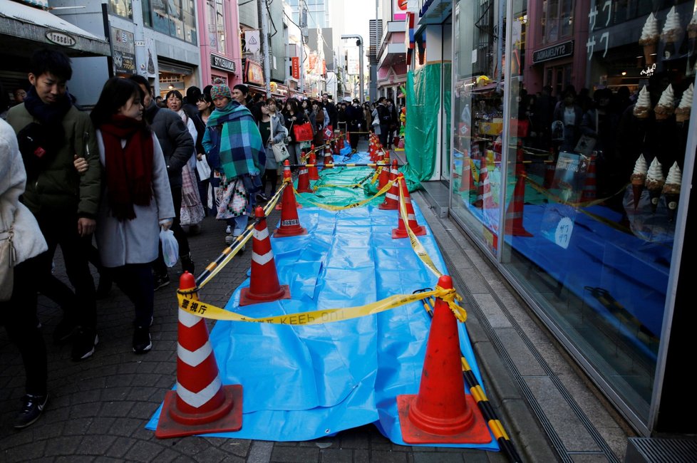 Malá dodávka v Japonsku najela do lidí na rušné třídě v Tokiu (1. 1. 2019)