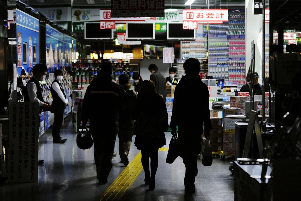 Japonci nakupují v tokijských obchodech potmě
