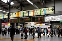 Hrůzný nález na tokijském nádraží: Tělo ukryté v kufru