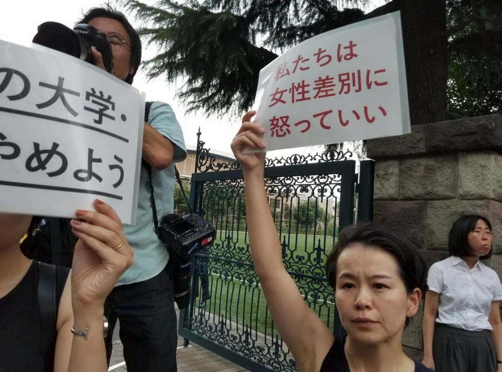 Tokijská lékařská fakulta diskriminovala ženy, nová děkanka slíbila, že už se to nestane. Lidé proti sexismu na fakultě hojně protestovali.