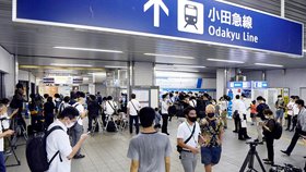 Útočník v příměstském vlaku v Tokiu pobodal deset lidí, policie ho zadržela (6. 8. 2021)