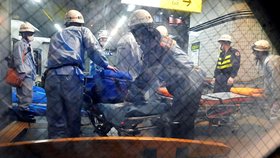 Útočník v příměstském vlaku v Tokiu pobodal deset lidí, policie ho zadržela (6. 8. 2021)
