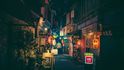 Noční úzké uličky v Tokiu