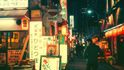 Noční úzké uličky v Tokiu