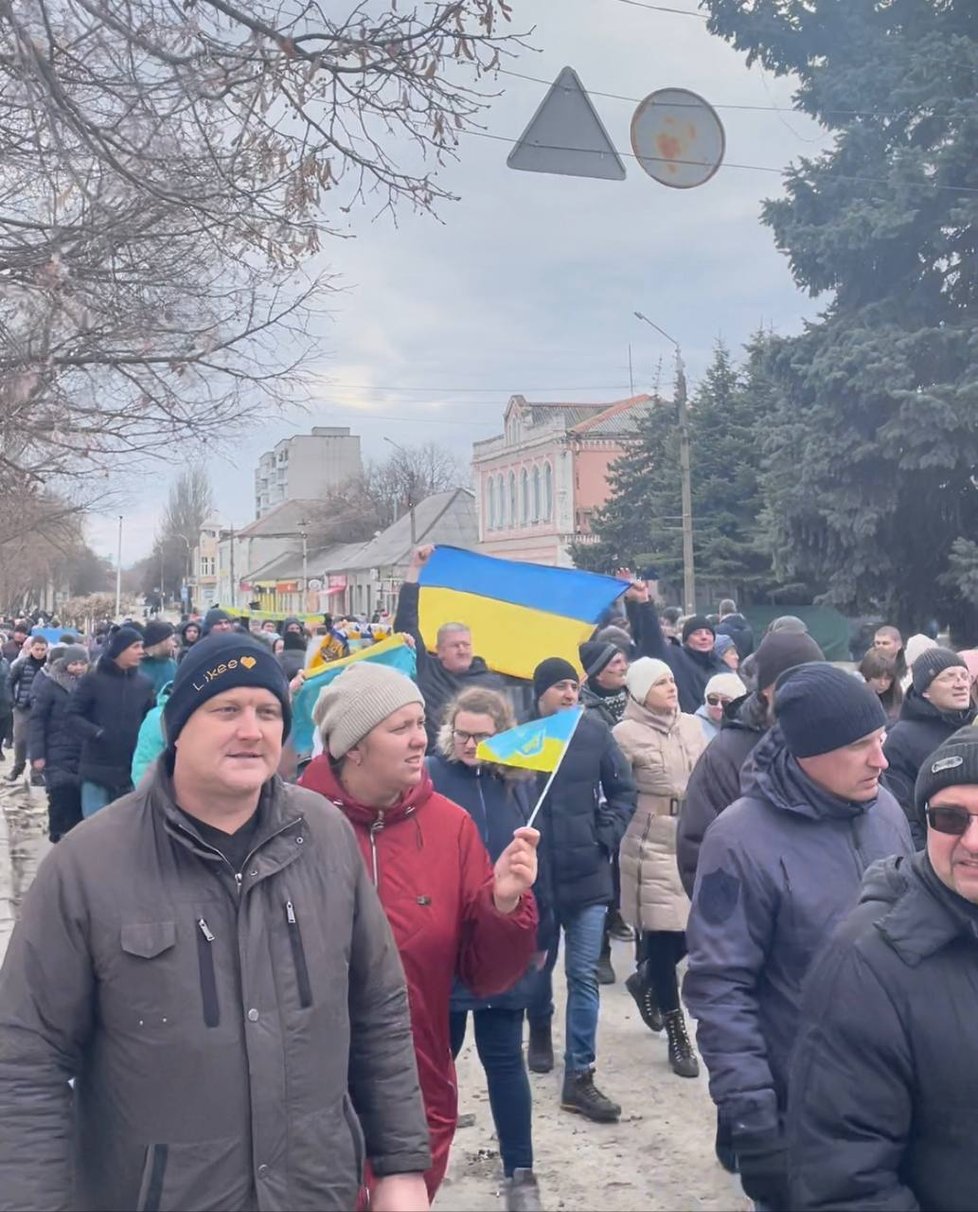 Lidé v Tokmaku v Záporožské oblasti protestují proti okupaci.