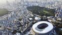 Oválný olympijský stadion má tři úrovně hlediště ukryté částečně pod střechou vyrobenou z oceli a dřeva.