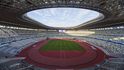 Oválný olympijský stadion má tři úrovně hlediště ukryté částečně pod střechou vyrobenou z oceli a dřeva. Stavaři při jeho budování použili více  dva tisíce metrů kubických dřeva z každé ze 47  japonských prefektur. 