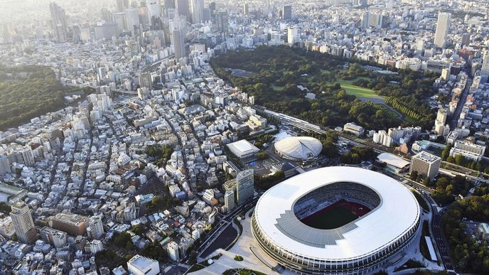 Oválný olympijský stadion má tři úrovně hlediště ukryté částečně pod střechou vyrobenou z oceli a dřeva. Stavaři při jeho budování použili více  dva tisíce metrů kubických dřeva z každé ze 47  japonských prefektur. 