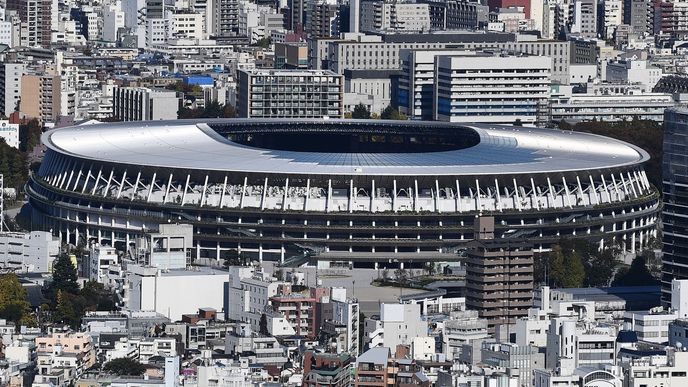 Oválný olympijský stadion má tři úrovně hlediště ukryté částečně pod střechou vyrobenou z oceli a dřeva.