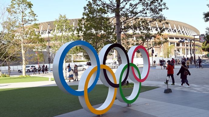 Oválný olympijský stadion má tři úrovně hlediště ukryté částečně pod střechou vyrobenou z oceli a dřeva. Stavaři při jeho budování použili více  dva tisíce metrů kubických dřeva z každé ze 47  japonských prefektur.