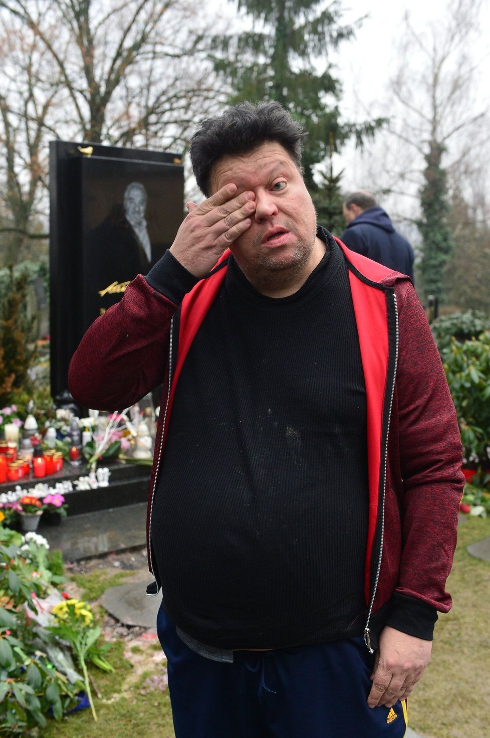 Timo Tolkki na hrobě Karla Gotta