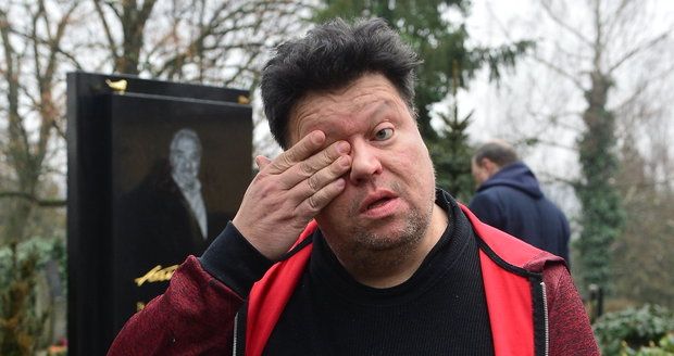 Timo Tolkki na hrobě Karla Gotta