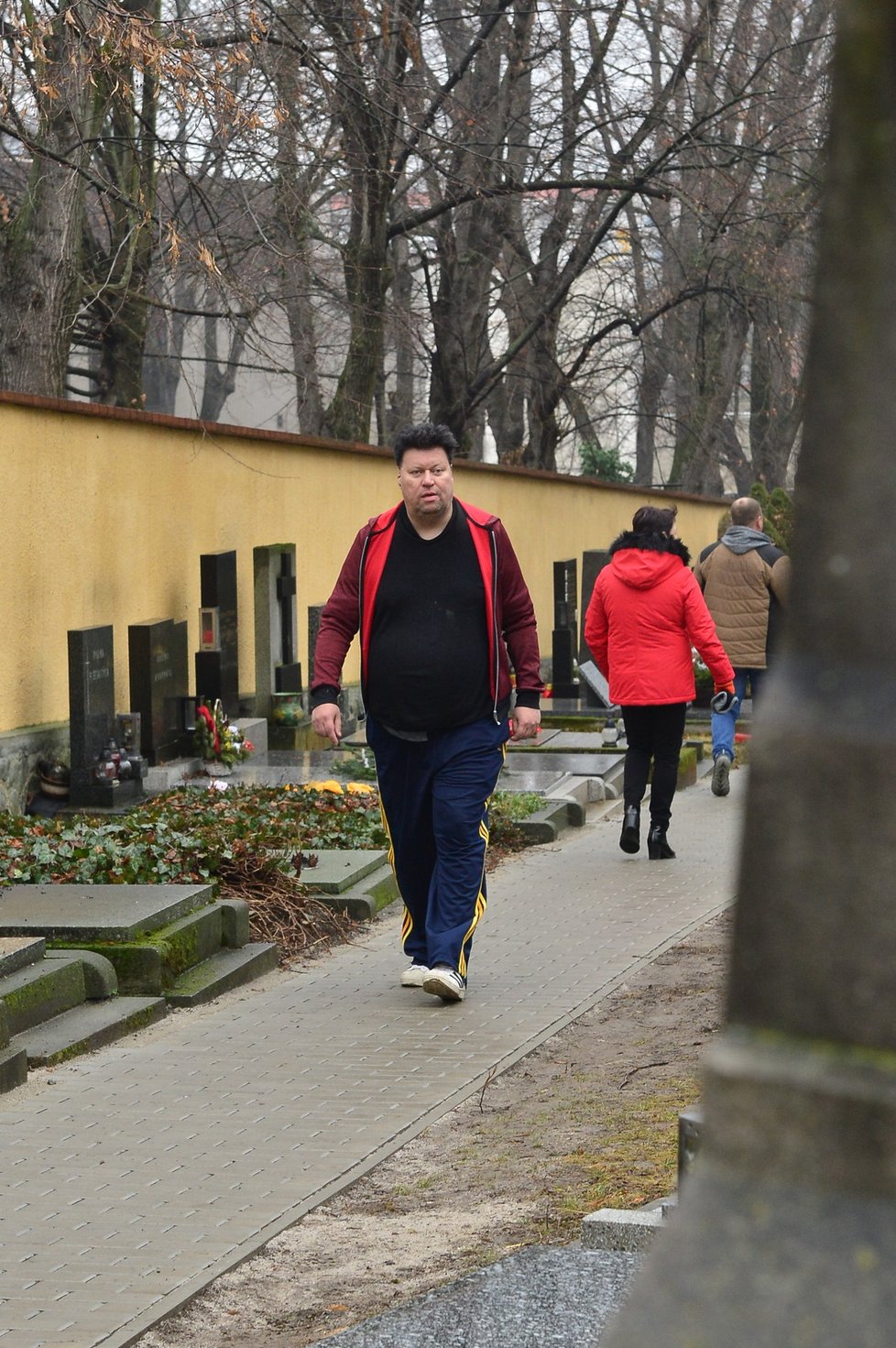 Timo Tolkki na hrobě Karla Gotta