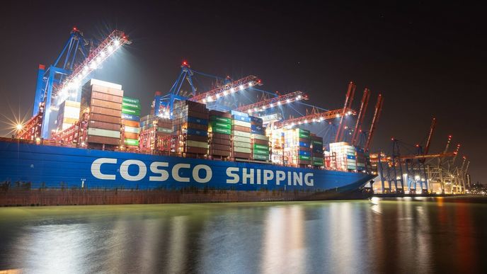 Loď čínské společnosti Cosco kotví v hamburském přístavu Tollerort