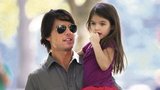 Suri Cruise terorizuje filmový štáb: Táta je Cruise! Navalte sušenku!