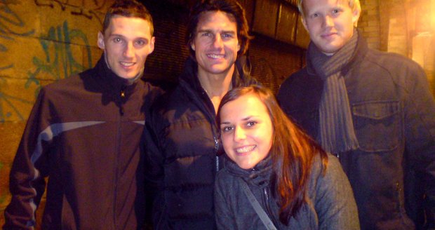 Slavný herec Tom Cruise si vybral jen jednu skupinku fanoušků k vyfocení, pak opět zmizel ve tmě na natáčení.