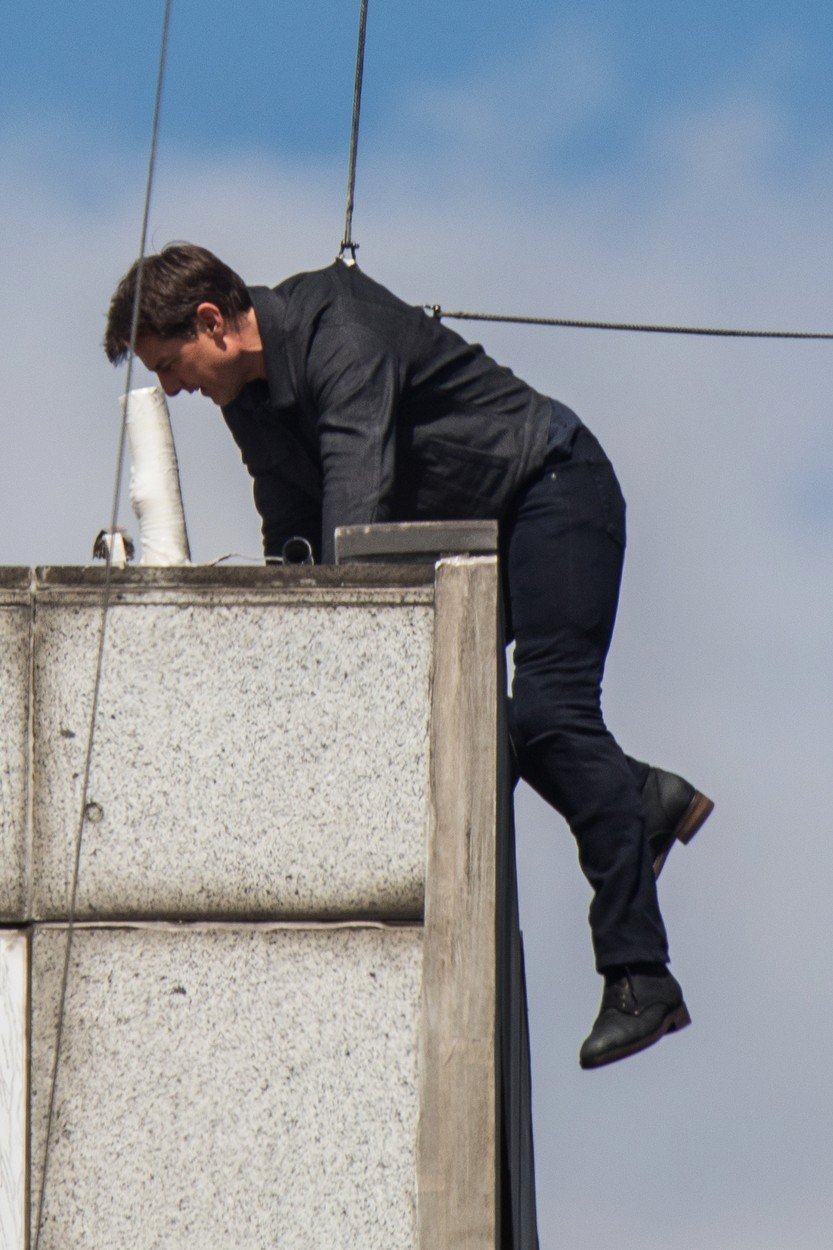 Tom Cruise si během kaskadérské scény natloukl koleno.