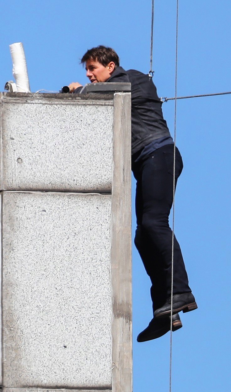 Tom Cruise si během kaskadérské scény natloukl koleno.