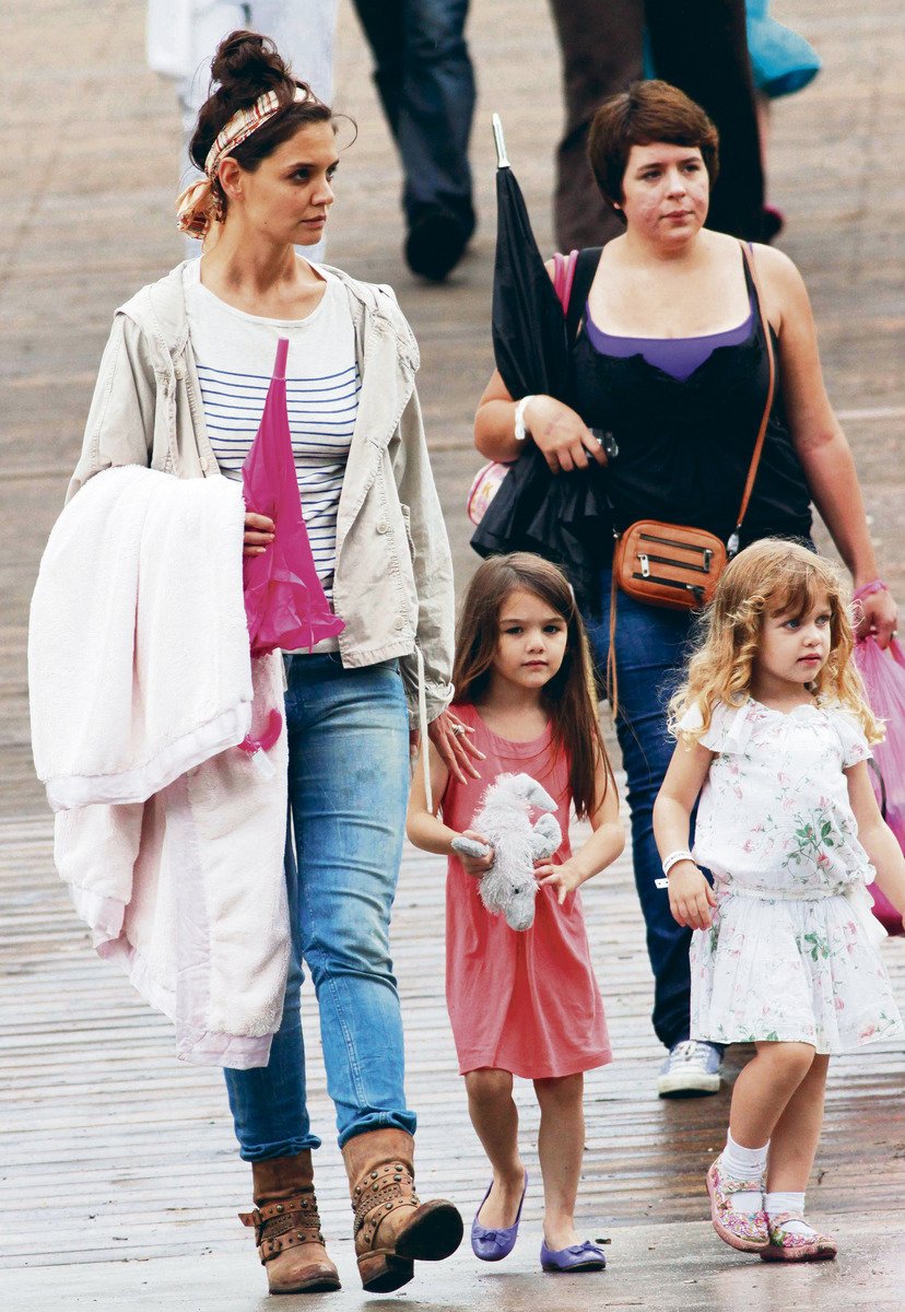 Bella si vyšla na procházku se svojí nevlastní matkou, kterou se stala manželka Toma Cruise, Katie Holmes. Společnost jim dělá Suri (uprostřed) a její kamarádka.