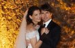 Listopad 2006. Zamilovaná Katie s Tomem na svatební fotografii. Brali se v Itálii.