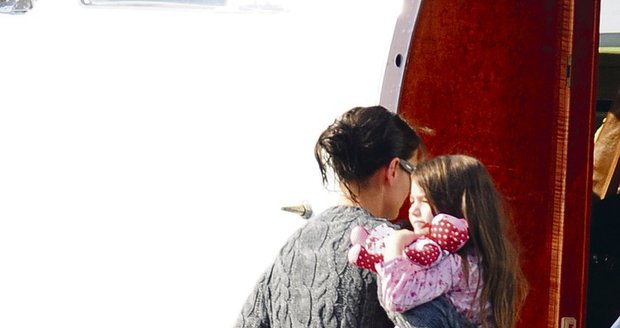 Katie s dcerou Suri nastoupila v Praze do letadla a to bylo naposledy, kdy se s Cruisem viděla