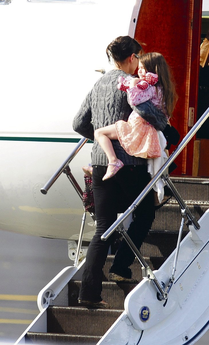 Katie s dcerou Suri nastoupila do letadla jako první